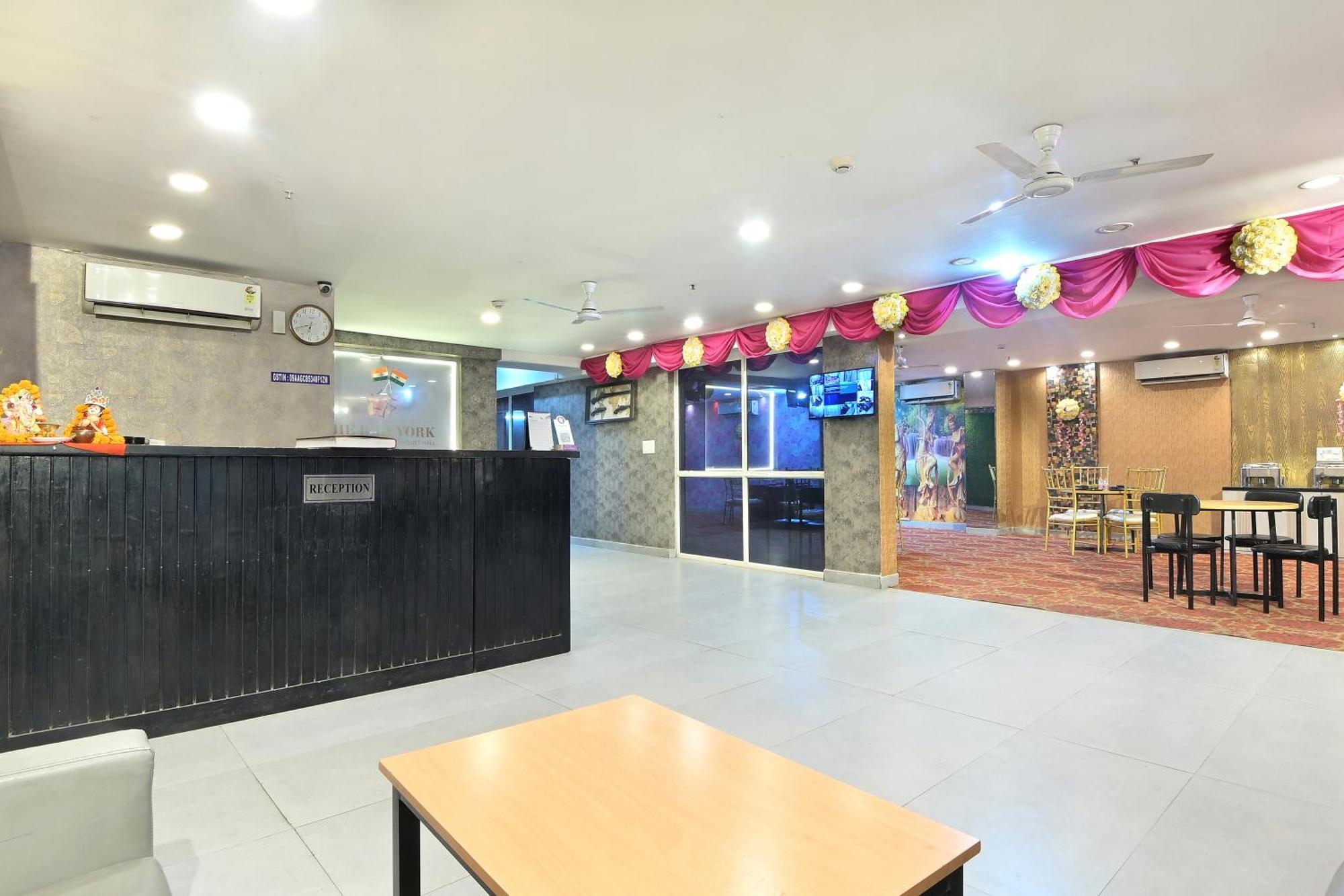 Hotel Red York By Byob Hotels Noida Luaran gambar