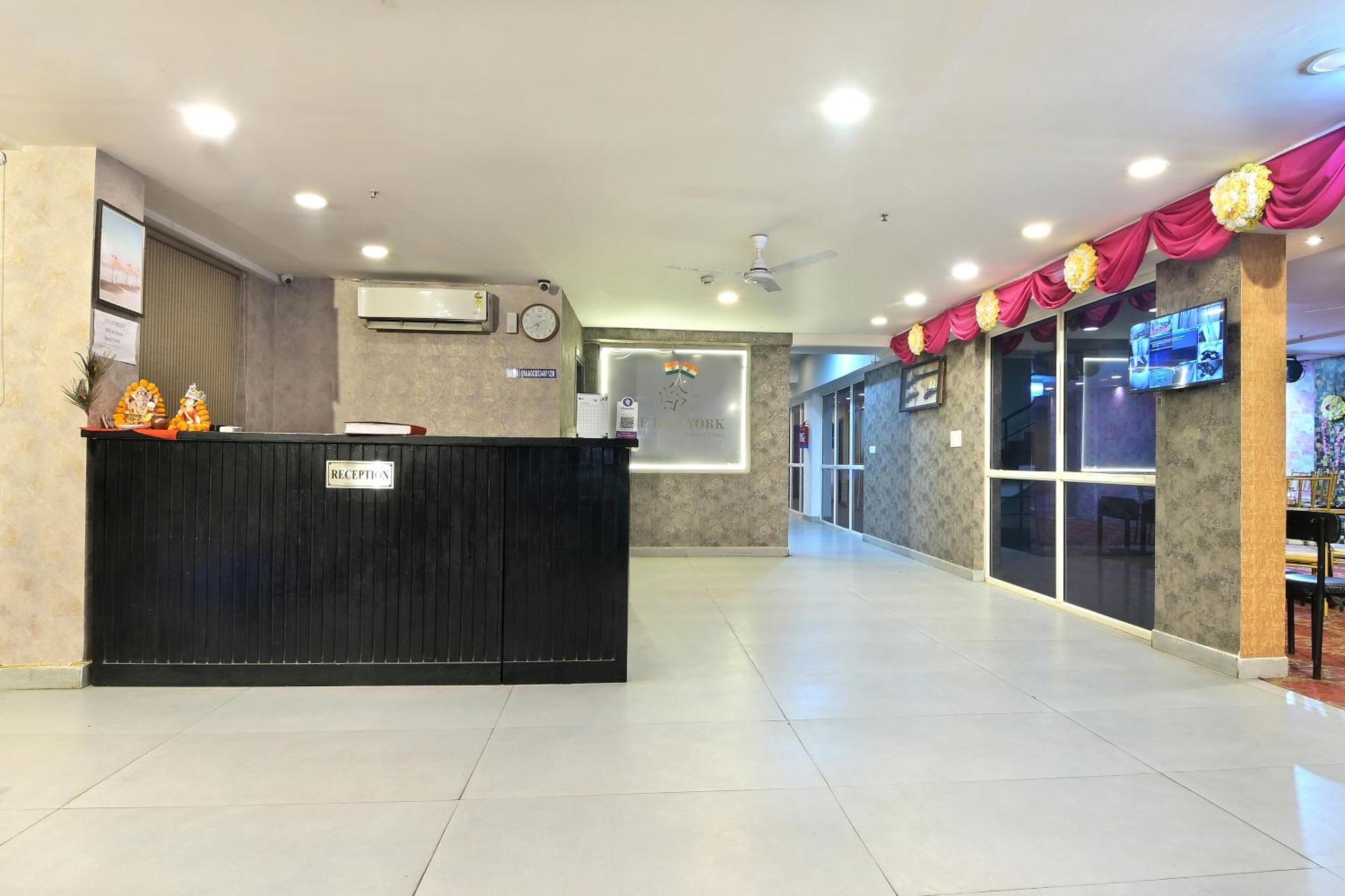 Hotel Red York By Byob Hotels Noida Luaran gambar