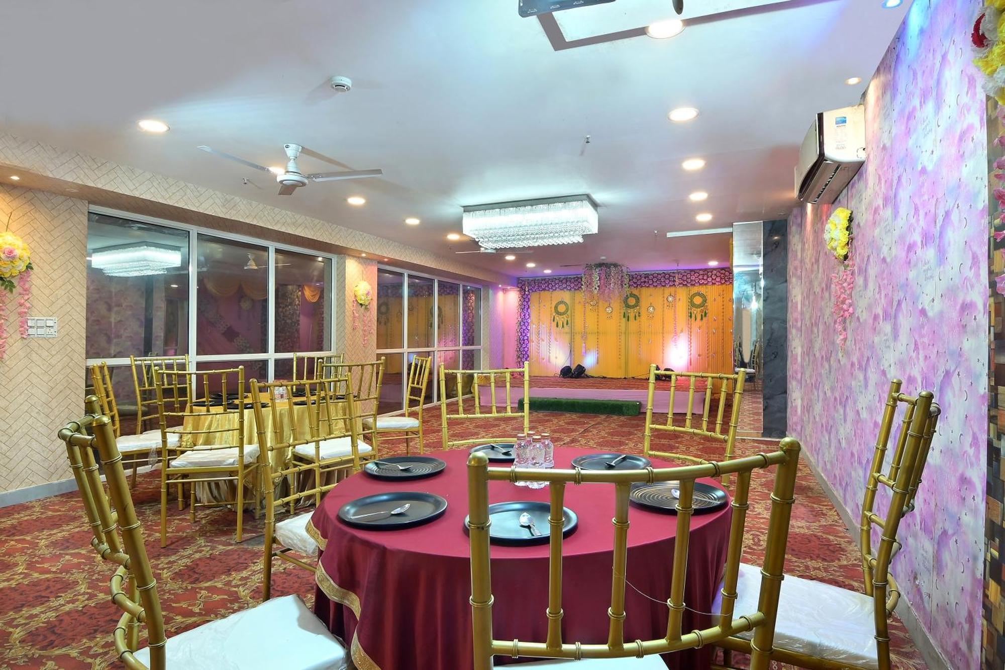Hotel Red York By Byob Hotels Noida Luaran gambar