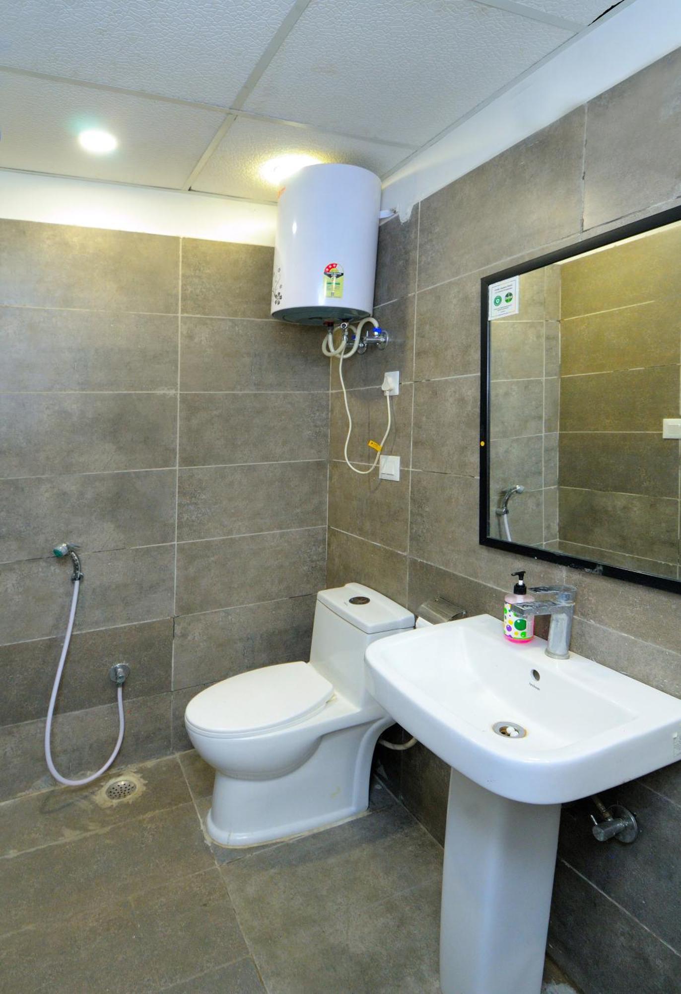 Hotel Red York By Byob Hotels Noida Luaran gambar