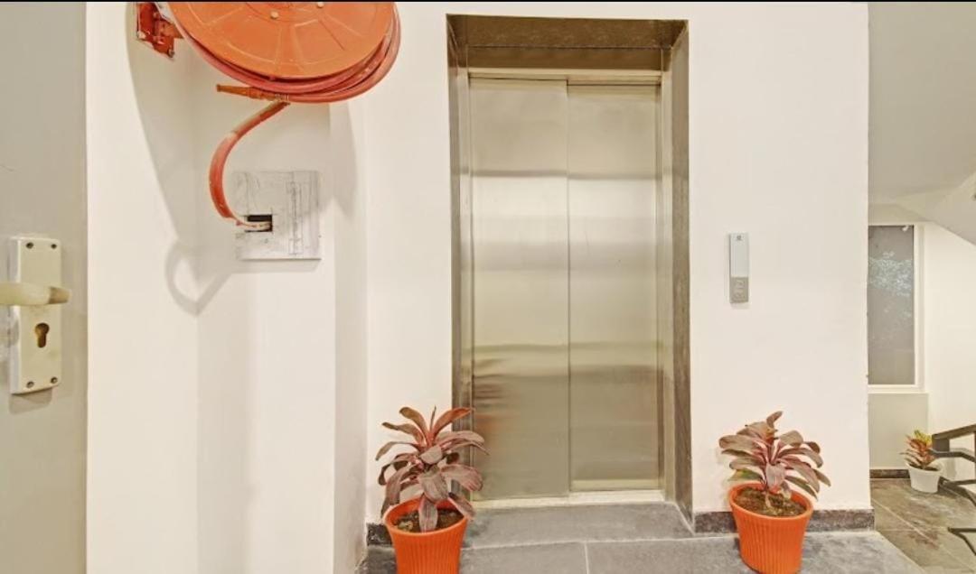 Hotel Red York By Byob Hotels Noida Luaran gambar