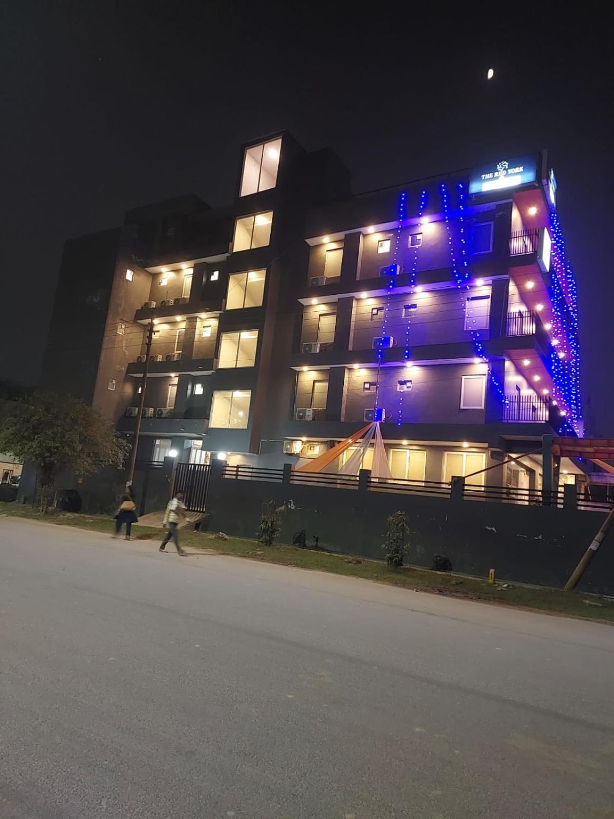 Hotel Red York By Byob Hotels Noida Luaran gambar