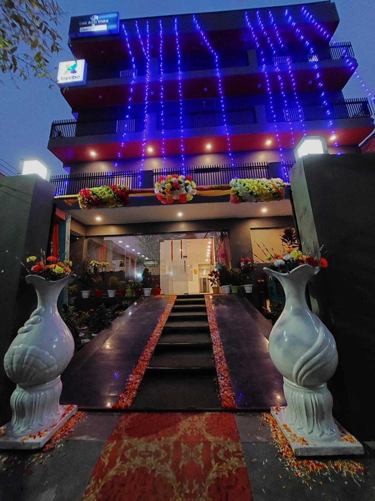 Hotel Red York By Byob Hotels Noida Luaran gambar