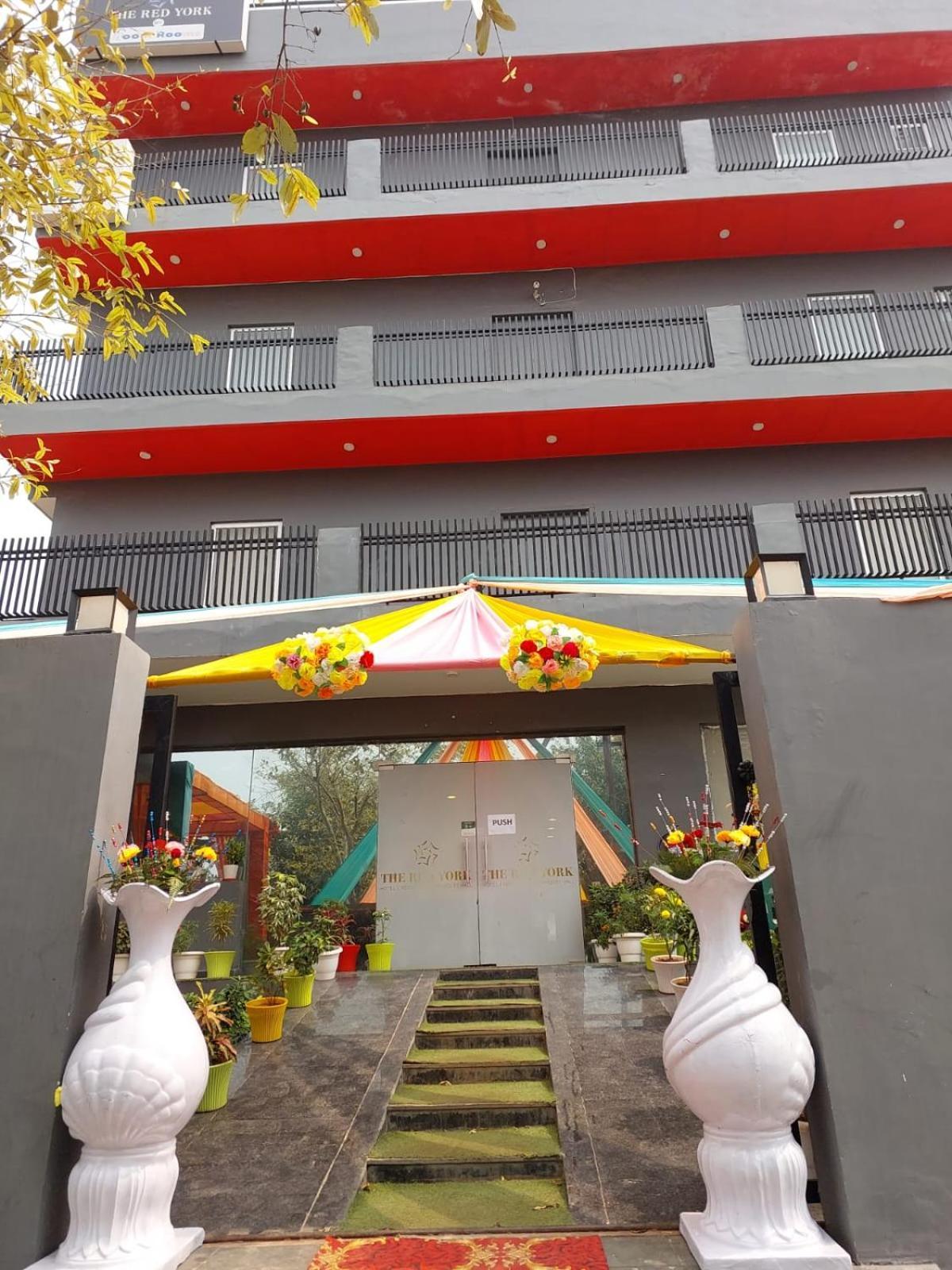 Hotel Red York By Byob Hotels Noida Luaran gambar