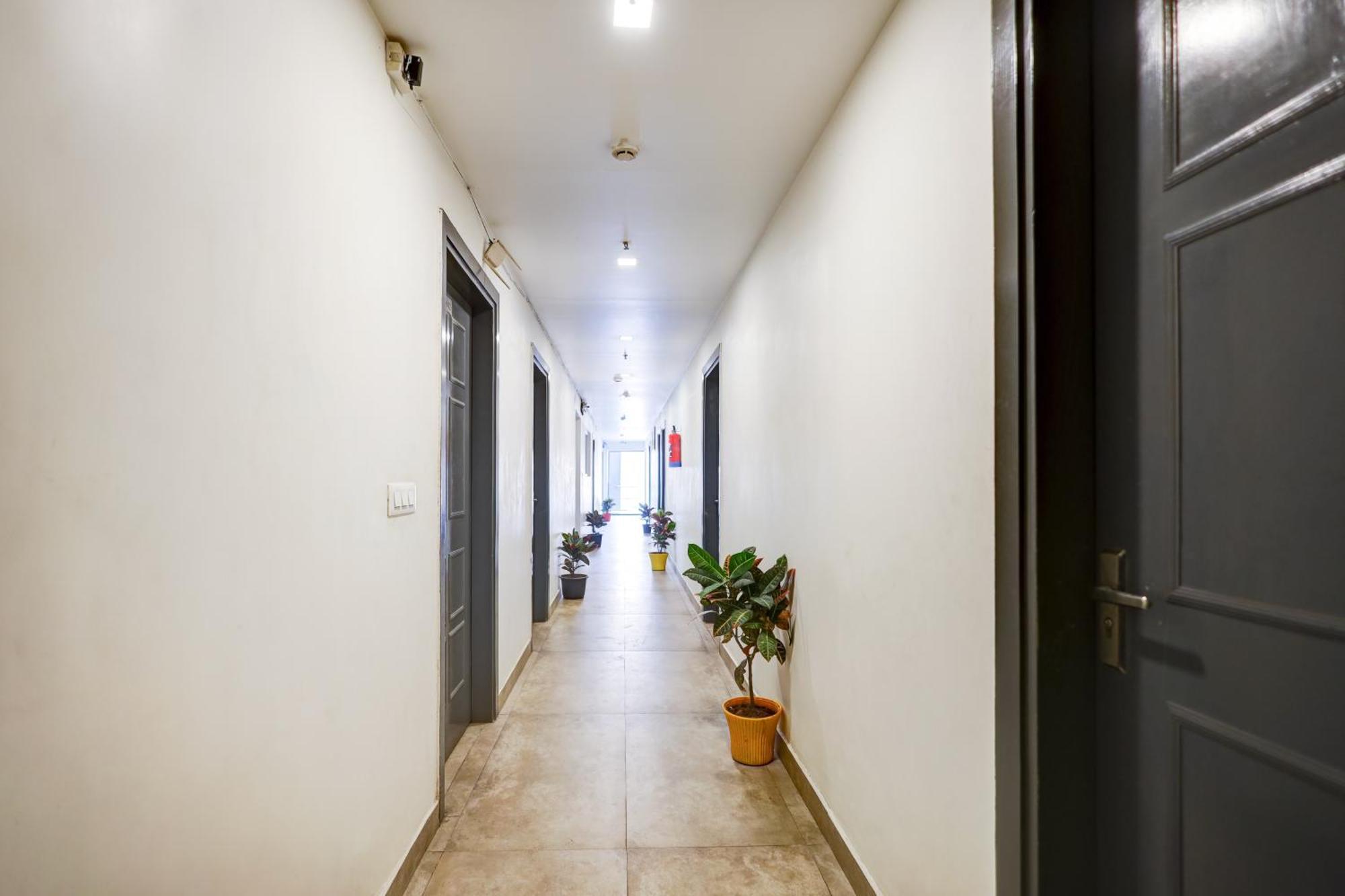 Hotel Red York By Byob Hotels Noida Luaran gambar